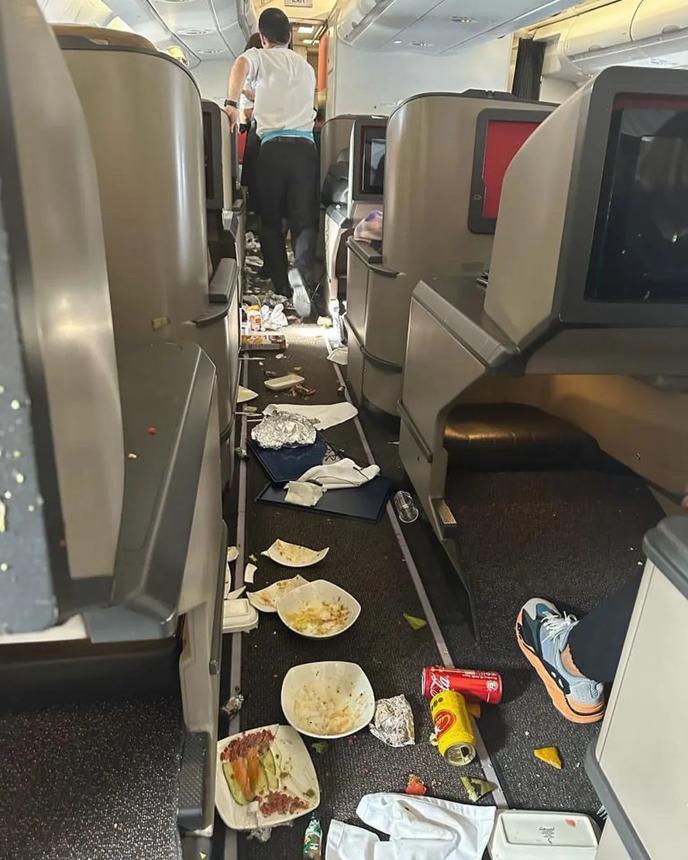 航班遭遇恐怖亂流 托盤飛上機(jī)艙天花板餐具落滿地 10人受傷空姐腿部骨折 航班遭遇恐怖亂流 托盤飛上機(jī)艙天花板餐具落滿地 10人受傷空姐腿部骨折