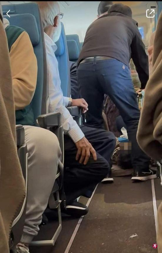 國際航班女乘客突暈倒撞餐車 把空姐推倒 女乘客昏迷2小時 國際航班女乘客突暈倒撞餐車 把空姐推倒 女乘客昏迷2小時