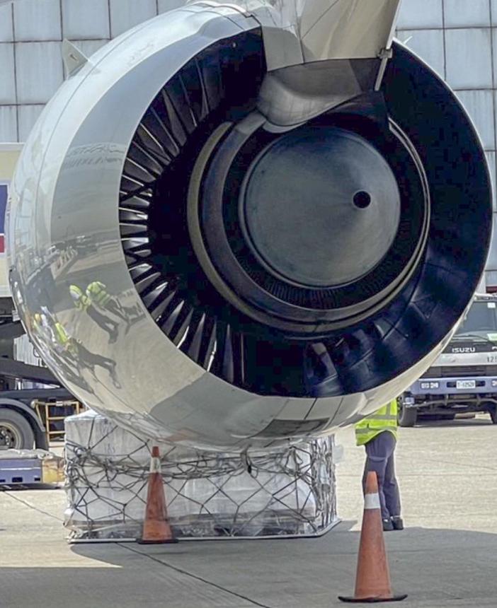 臺(tái)灣桃園機(jī)場(chǎng)出意外 地勤失誤導(dǎo)致貨物卡到飛機(jī)發(fā)動(dòng)機(jī)下 臺(tái)灣桃園機(jī)場(chǎng)出意外 地勤失誤導(dǎo)致貨物卡到飛機(jī)發(fā)動(dòng)機(jī)下