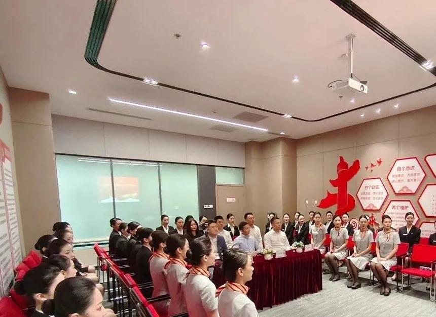 海航航空旗下首都航空“鸞鳳”示范乘務組舉行新成員授牌儀式