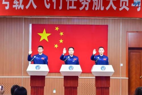 神舟十六號(hào)飛行乘組亮相 神舟十六號(hào)飛行乘組亮相