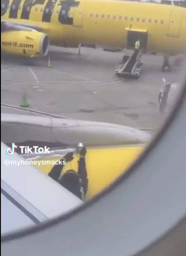 飛機(jī)壞了用“膠帶粘”嚇傻乘客 專家見怪不怪:很常見 飛機(jī)壞了用“膠帶粘”嚇傻乘客 專家見怪不怪:很常見