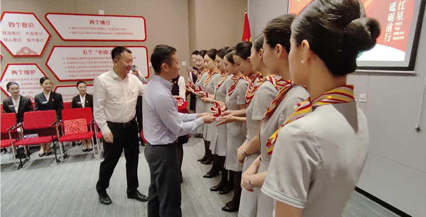 海航航空旗下首都航空“鸞鳳”示范乘務組舉行新成員授牌儀式