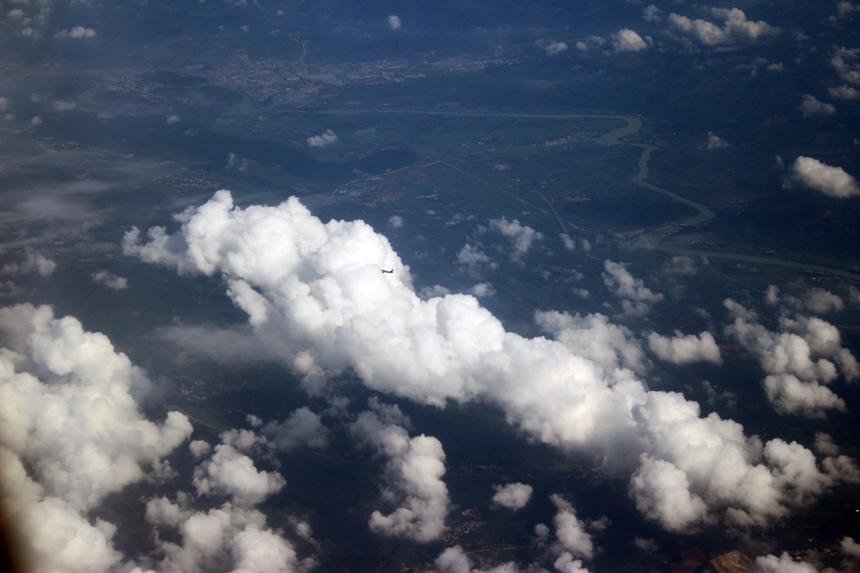 競飛！飛機上拍攝另一架飛機高速飛行