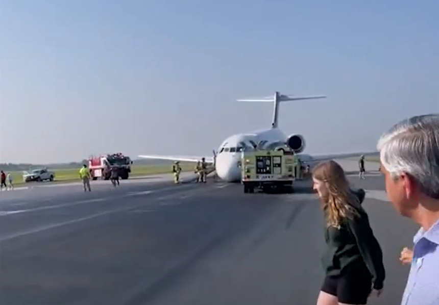 達美航空一架波音客機前起落架未放下驚險落地 飛機一頭“趴地” 達美航空一架波音客機前起落架未放下驚險落地 飛機一頭“趴地”