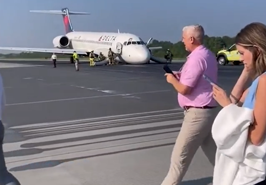 達美航空一架波音客機前起落架未放下驚險落地 飛機一頭“趴地” 達美航空一架波音客機前起落架未放下驚險落地 飛機一頭“趴地”