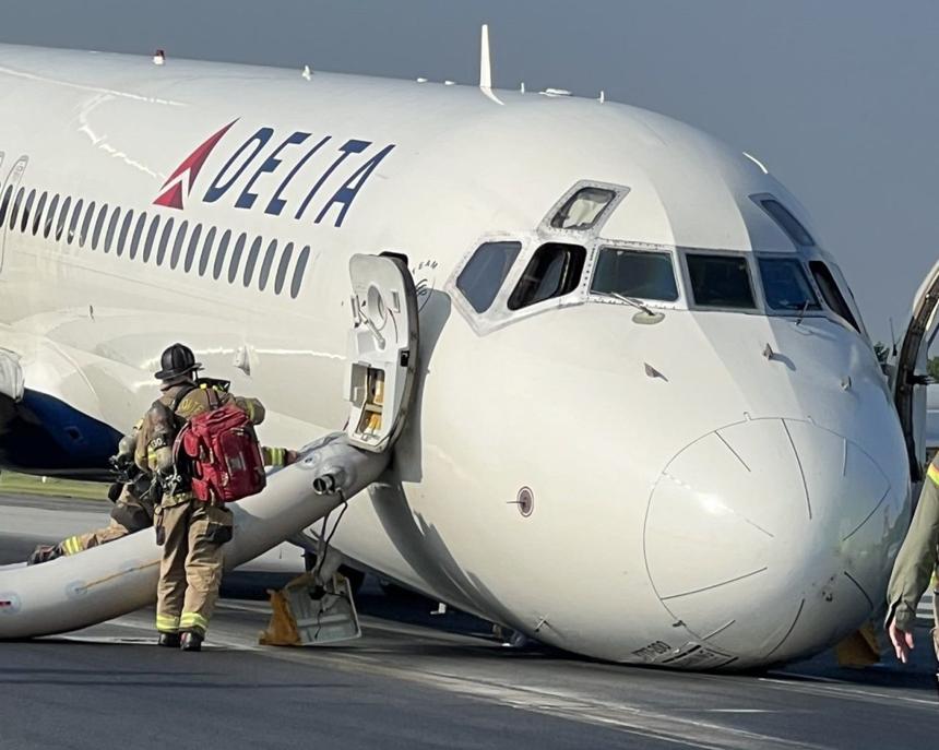 達美航空一架波音客機前起落架未放下驚險落地 飛機一頭“趴地” 達美航空一架波音客機前起落架未放下驚險落地 飛機一頭“趴地”