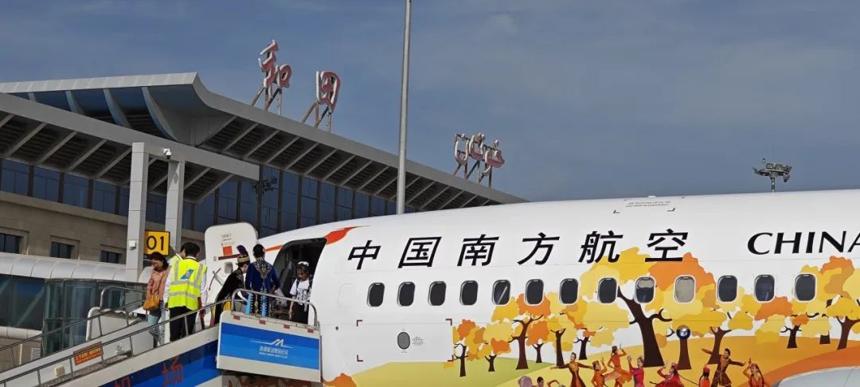 南航“新疆和田鄉村振興號”彩繪飛機亮相 南航“新疆和田鄉村振興號”彩繪飛機亮相