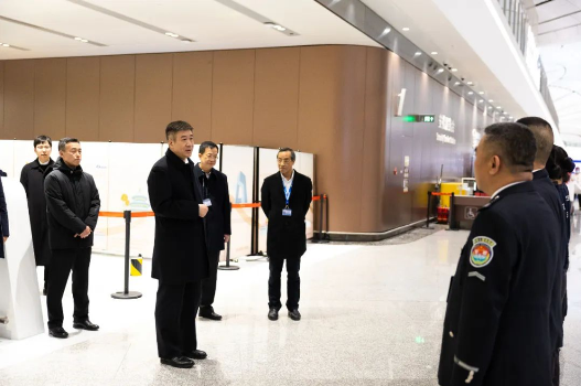 中國民航局局長赴大興機場迎接2023年最后一天航班平安歸來