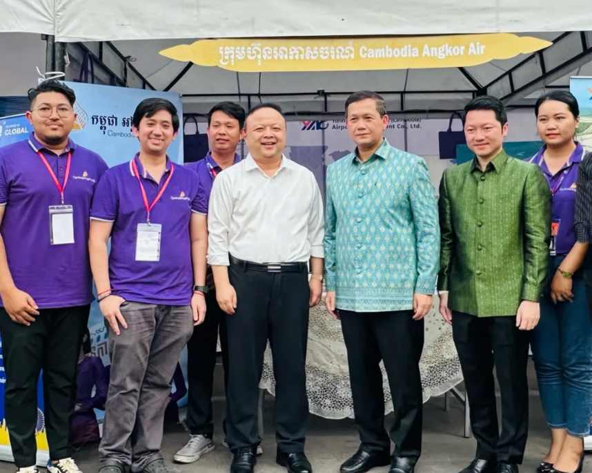 柬埔寨首相參觀柬國航“新航線、新品牌”特展 柬埔寨首相參觀柬國航“新航線、新品牌”特展