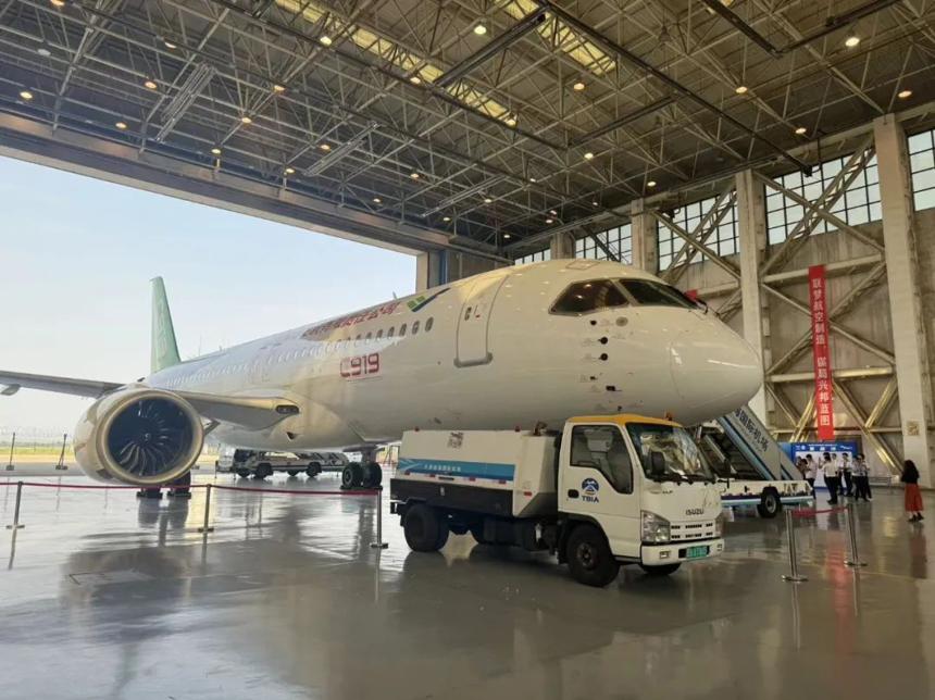 中國國產大飛機C919首次“飛入”校園 中國國產大飛機C919首次“飛入”校園