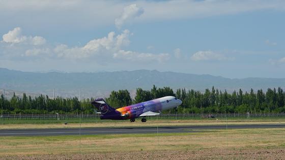 首架ARJ21客改貨飛機(jī)首航飛中亞 首架ARJ21客改貨飛機(jī)首航飛中亞