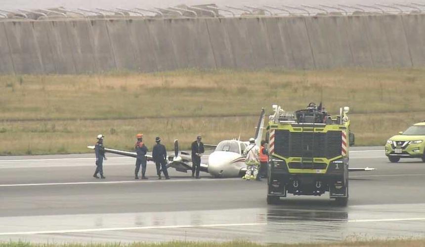 日本一小型飛機(jī)訓(xùn)練時(shí)忘記放起落架機(jī)腹著地 影響34個(gè)航班 日本一小型飛機(jī)訓(xùn)練時(shí)忘記放起落架機(jī)腹著地 影響34個(gè)航班