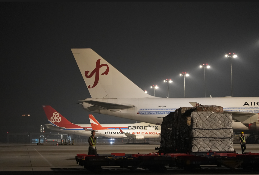 突破年貨運量峰值!鄭州機場今年貨運量已超70.5萬噸 突破年貨運量峰值!鄭州機場今年貨運量已超70.5萬噸