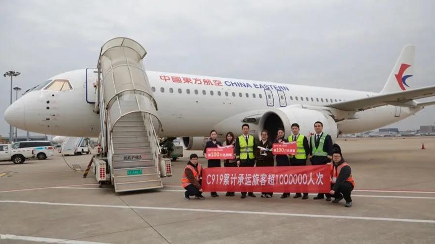中國(guó)國(guó)產(chǎn)大飛機(jī)C919累計(jì)承運(yùn)超100萬(wàn)人次 迎商業(yè)化關(guān)鍵節(jié)點(diǎn) 中國(guó)國(guó)產(chǎn)大飛機(jī)C919累計(jì)承運(yùn)超100萬(wàn)人次 迎商業(yè)化關(guān)鍵節(jié)點(diǎn)