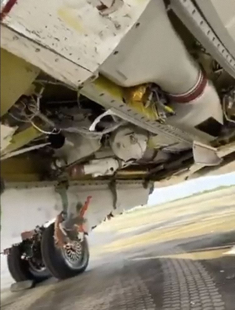 驚險萬分!一架波音客機晚上加速起飛竟然撞上皮卡:飛機急剎車 卡車被削頂! 驚險萬分!一架波音客機晚上加速起飛竟然撞上皮卡:飛機急剎車 卡車被削頂!