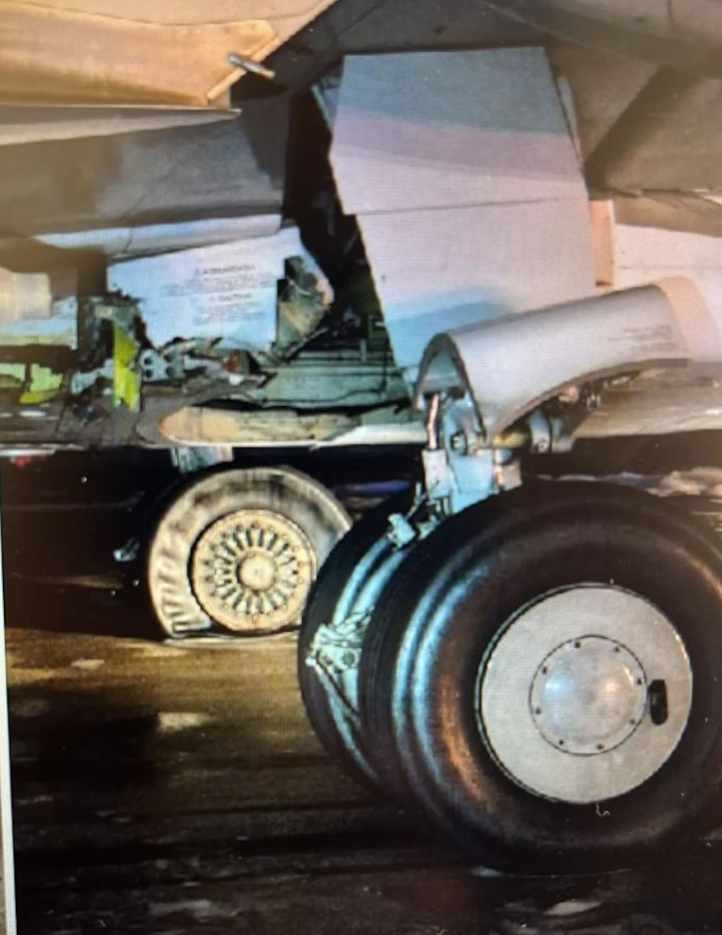 驚險萬分!一架波音客機晚上加速起飛竟然撞上皮卡:飛機急剎車 卡車被削頂! 驚險萬分!一架波音客機晚上加速起飛竟然撞上皮卡:飛機急剎車 卡車被削頂!