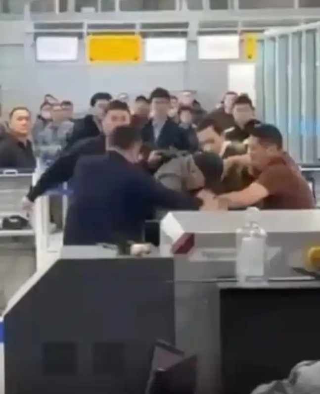 男子突然持刀劫持機場女員工!拳擊冠軍代替人質并奪走兇器 制服歹徒 男子突然持刀劫持機場女員工!拳擊冠軍代替人質并奪走兇器 制服歹徒