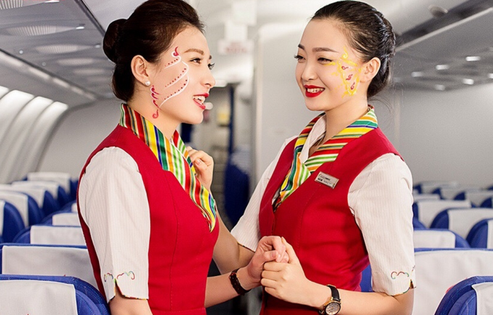 西藏航空美女空姐臉上繪富有時尚氣息的“吉祥八寶”慶祝藏歷新年 